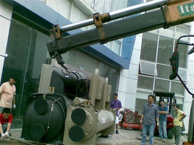 辽阳市随车吊和汽车吊的核心区别是什么？哪种更省钱？